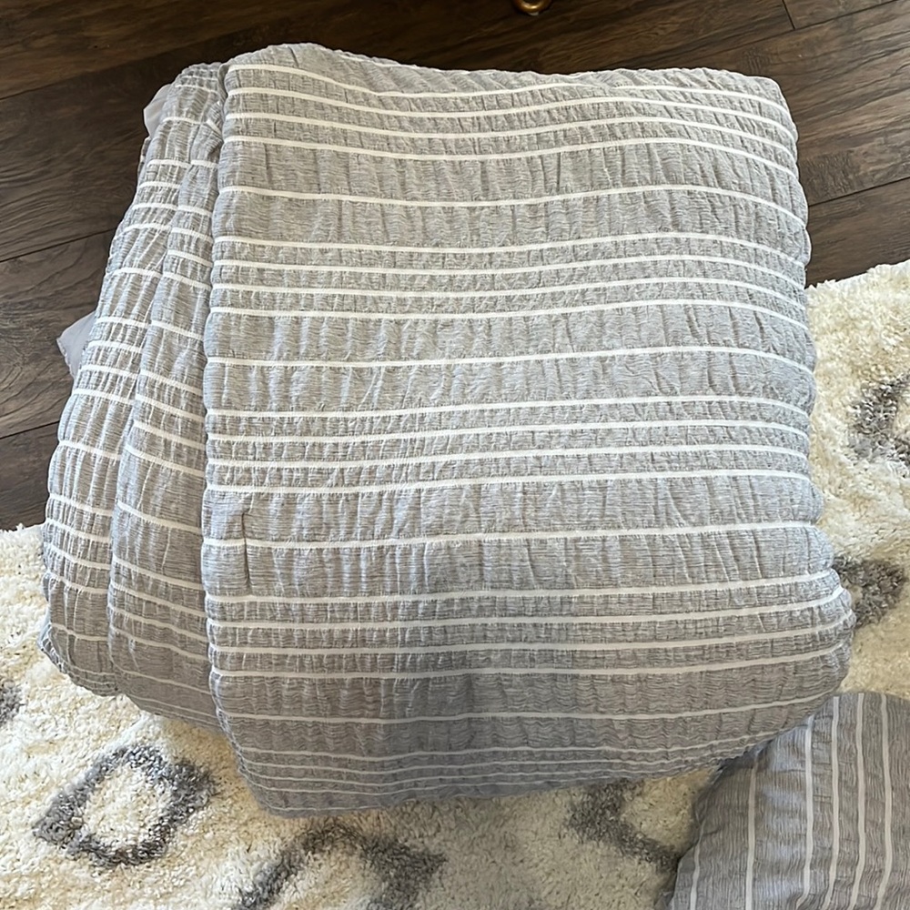 Comforter with two standard pillow cases